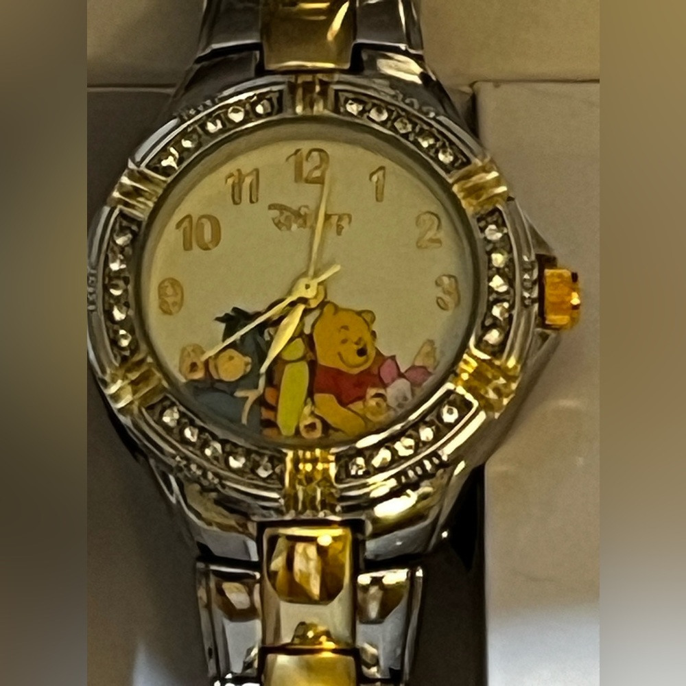 NEW-DISNEY WINNIE THE POOH “GROUP HUG” WATCH